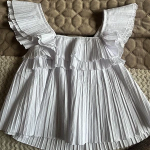 Vit volang zara topp   - Supersöt vit zara topp med volang 