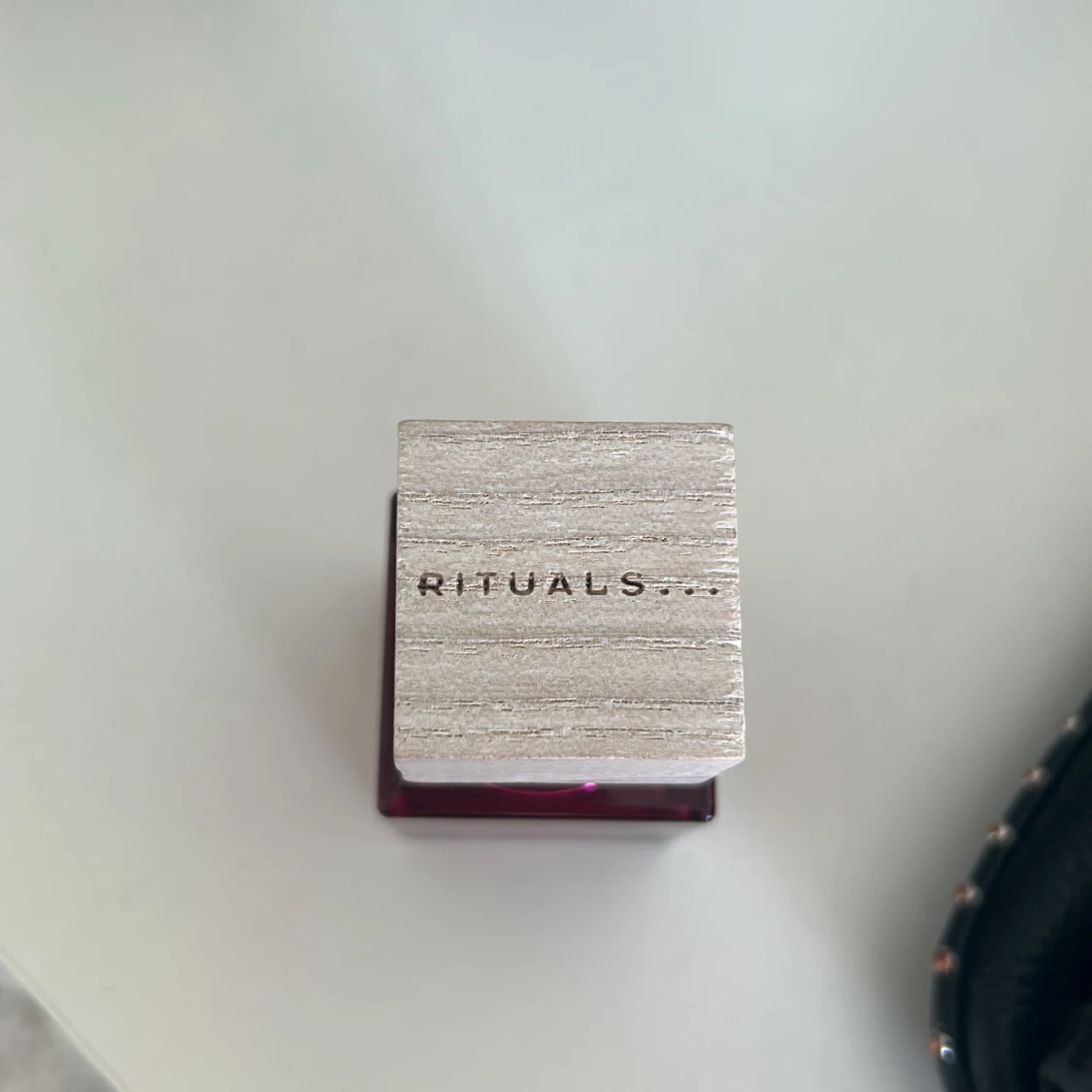 Röd parfymflaska från Rituals - 1