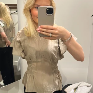 Hm blus - Säljer min otroligt fina hm blus då den ej kommer till användning den är använd fåtal gånger💚