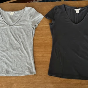 2 st T-shirts, tight modell  - 2 st T-shirts, tight modell Ljus-och mörkgrå Ljusgrå: bomull, viskos, elastan Mörkgrå : bomull, elastan Nya, endast tagg bortklippt Båda för 60kr 