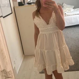 Vit sommarklänning  - Säljer denna jättesöta klänningen som är perfekt till sommaren som jag använt en gång. Jag säljer den för att den inte kommer till någon användning. Pris kan diskuteras💕💕