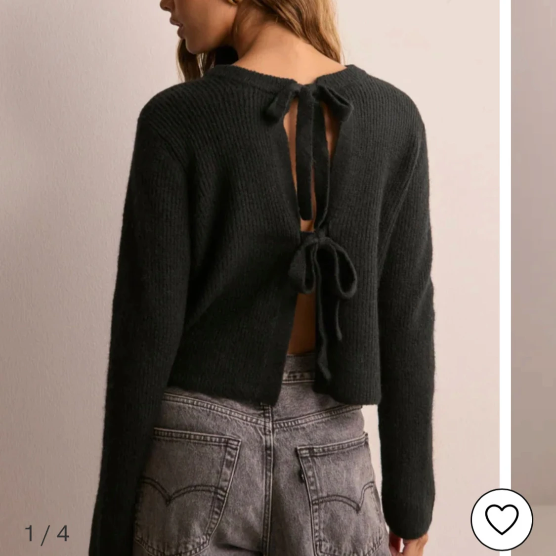 Stickad tröja med rosetter  - 1