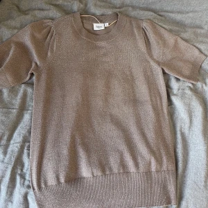 Tröja - Jätte fin glittrig tröja från Saint Tropez, stl L men sitter som en M. Knappt använd och mycket bra skick