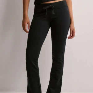 Svarta mjukisbyxor med knyt i midjan - Svarta low waist mjukisbyxor, kom gärna med prisförslag!💗