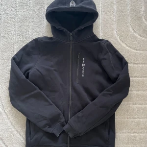 Zip hoodie från Sail Racing - Svart zip hoodie från Sail Racing i mycket bra skick!🦋.                                                                       • Storlek S • Har du några frågor är det bara att skicka ett meddelande, så svarar jag så fort jag kan.☺️ Ha en fin dag!💕♻️