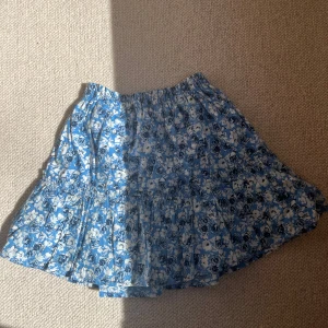 Blommig kjol - Superfin gullig kjol med vita och blå blommor. Perfekt nu till sommaren 🤗