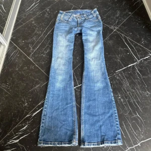 Blå Superlågmidjade bootcut jeans - Så sjukt snygga Superlågmidjade bootcut jeans midjemått: 35 cm Innebenslängd: 79 cm se bilder! ❤️