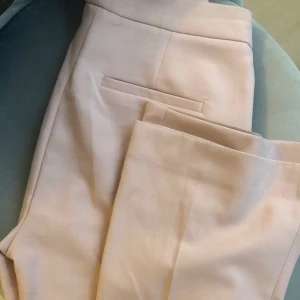 Ljusrosa kostymbyxor från Zara - Säljer min jätte fina rosa kostymbyxor från zara, som är helt slutsåld på hemsidan!! Säljer för 299kr💕Jätte fint skick!