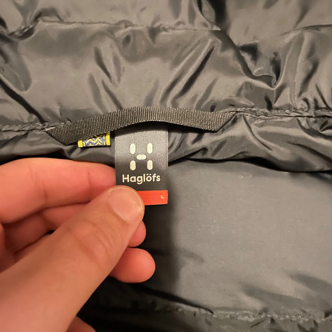 Svart dunjacka från Haglöfs med huva - 3