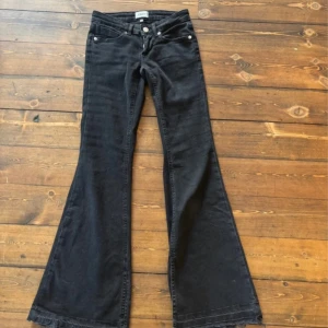 Only jeans  - Svarta jätte lågmidjade jeans från only, uppsprättade längst ned! Strl 25*30
