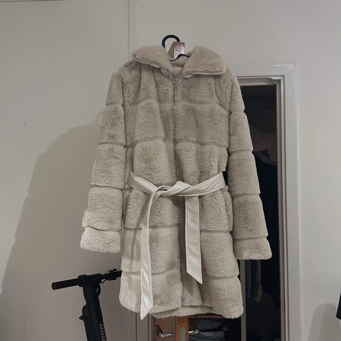 Beige pälsjacka från Amisu med bälte