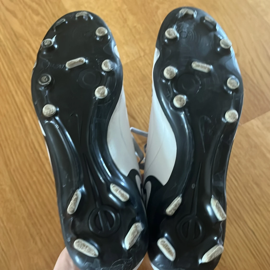 Nike fotbollsskor i vitt och svart - 3