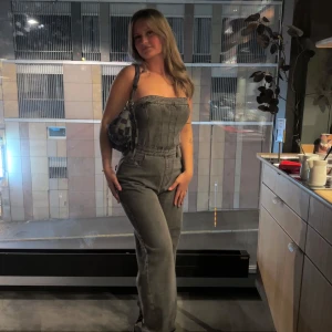 Pretty little thing jumper  - Säljer en jumpsuit från PLT med raka ben. Väldigt fin jumpsuit men den har blivit för liten för mig! 