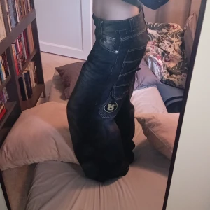 Svarta cargopants från Bershka - Säljer ett par svarta cargopants som är y2k inspirerande, har aldrig använt bara provat dom. Säljer då jag vill få lite extra pengar. fråga på och priset kan diskuteras.