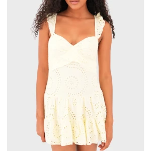 Ljusgul spetsklännging med volang - Från meet me there aldrig använd lapparna å allt kvar säjer för den inte passa å vill inte lämna tillbaka för det kostar 200kr ny pris 612kr +200kr frakt pris kan diskuteras