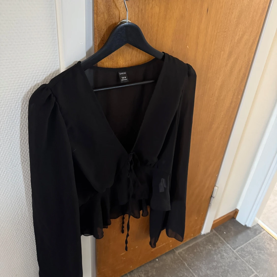 Svart blus med knyt från Shein