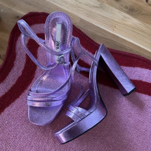 Zara klackar - Lila metallic klackar från Zara storlek 38. Ca 8cm klackhöjd om man räknar bort platån som är 3cm. Använda vid ett tillfälle inomhus. Bekväma att dansa i en kväll, normal 38