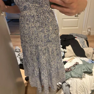 Blåvit blommig långklänning från Trixxi x Belle Poque - Säljer denna fina långa klänningen!! Aldrig nånsin använd. 