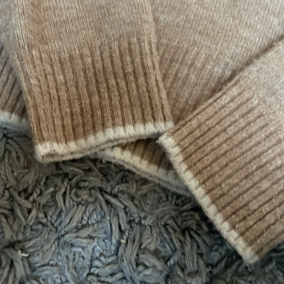 Beige stickad tröja med vita detaljer - 2