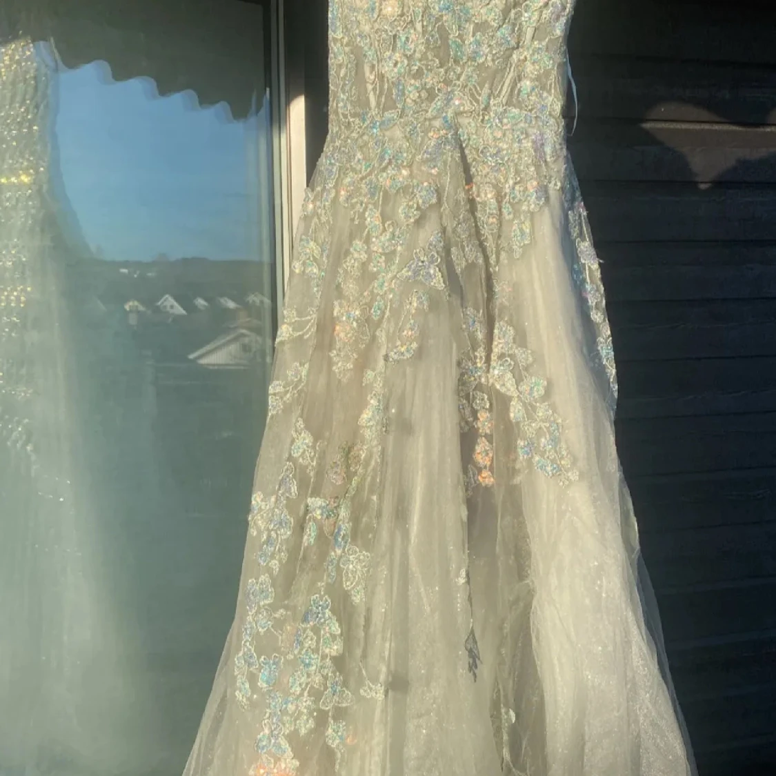 Ljusblå långklänning med blommig spets och paljetter