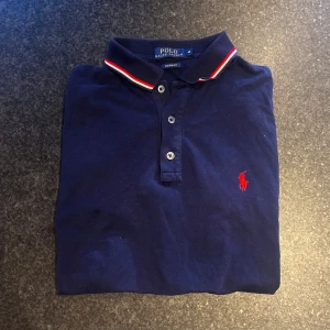 Ralph Lauren Pike - Fräsch och snygg Polo Ralph Lauren piké i färgen marinblå | Storlek: M | Skick: 8/10 | Nypris: 1299kr  