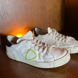 Phillips model - Riktigt snygga skor. Bra skick. Creasade men inga defekter. Givetvis äkta och perfekta till våren. Skriv om ni har frågor eller om bilder!