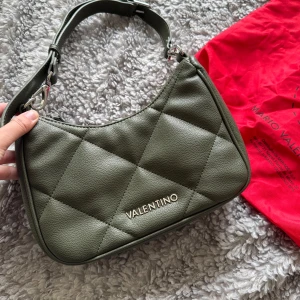 Valentino handväska  - mörkgrön handväska från valentino, fint skick knappt använd, 599kr