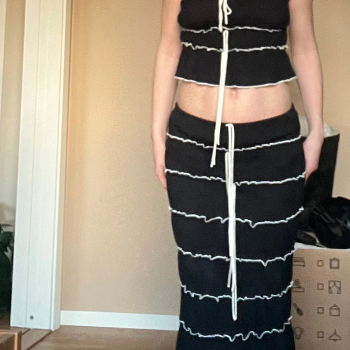 Svart set med vita detaljer - 2