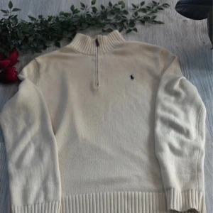 Vit ralphlauren half zip använd fåtal ggr! - En ganska ny vit ralph lauren quarterzip. Passar perfekt i för sommarens kvällar med perfekt värme. Ända skavanken skulle vara att den är Minimalt nopprig