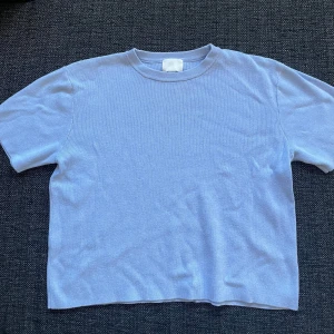 Fin stickad t shirt från hm - Säljer denna jätte fina baby blå fin stickade t shirten från hm i storlek s. Den har använts fast är i jätte bra skick. 