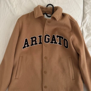  jacka från Axel Arigato - Säljer en jacka från Axel Arigato som bara använts en gång