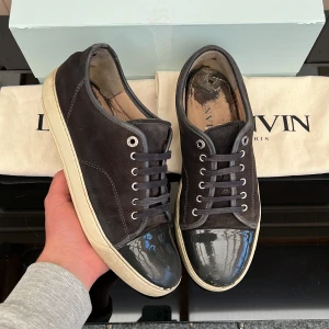 Lanvin - Säljer dessa snygga lanvins. Uk8 vilket motsvarar 42-43! Skick 6/10. Defekter? Väldigt slitna hälar, samt skador på cap toe. Därav priset. Kan gå ner i pris vid snabb affär. Vad ingår? Dustbag! Hör av dig vid minsta fundering🤩