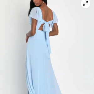 Ljusblå långklänning med slits och rosett - Superfin balklänning! Säljer då jag hittat en annan💕passar mig som är en s🥰nypris 1000kr! Helt ny med lappar kvar!