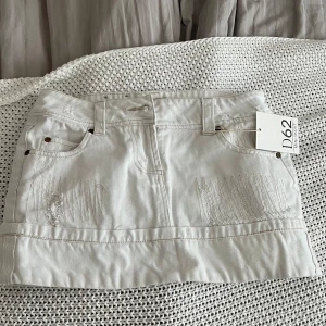 Lågmidjad jeanskjol - Jätte fin lågmidjad jeanskjol som är köpt i Spanien!! Säljer pga att den är för stor för mig💕💕