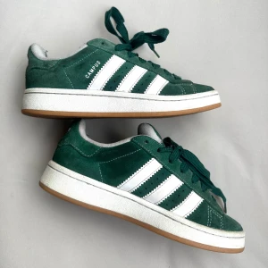 Adidas Campus gröna sneakers - Adidas campus i denna superfina gröna färg. I använt men bra skick, notera defekter på sista bilden. Nypris ca 1500kr 🤍