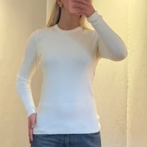 Teöja - Så gosig tröja från BIKBOK (vintage). Kvaliteten på denna är sjuk, toppen skick. Går att bära på olika vis (se bild 1,2). Storleken är L men den är INTE true to size. Skulle säga S. Så fin på sommaren med kjol och smycken!!!! 