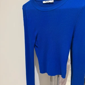 Kornblå ribbbad tröja från NA-KD - Säljer en kornblå ribbad croppad tröja från NA-KD i storlek S som endast använt en gång💙