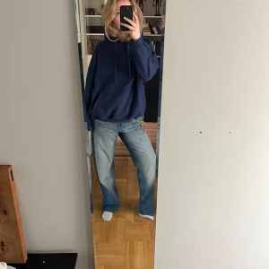 Mörkblå hoodie från Zara - Kommer inte till användning längre, inte för tjock så passar perfekt till sena sommarkvällar 🤍