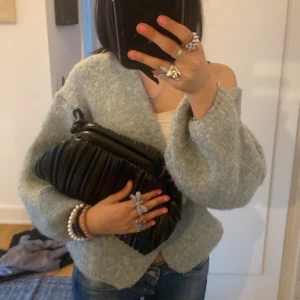 Cluth väska  - Söt cluth väska som köptes på Plick och går att justera banden vid sidorna. Väskan har jätte stor utrymme och får plats med massor av saker och är ganska praktiskt. Man kan ha den som en cluth väska och även axelremsväska.