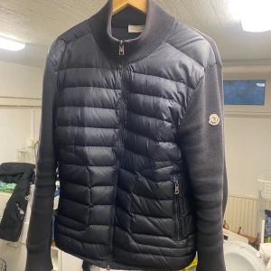 Moncler cardigan BYTE - Letar nu efter byte för min moncler cardigan som jag haft i snart ett år! Den är använd men knappt några defekter förutom att den är lite solbränd i tyget! Den är storlek L men sitter bra på mig som är M S! En riktigt snygg cardigan och perfekt för sommaren! Vill gärna ha en annan jacka eller skor som byte! Skriv gärna vid intresse!