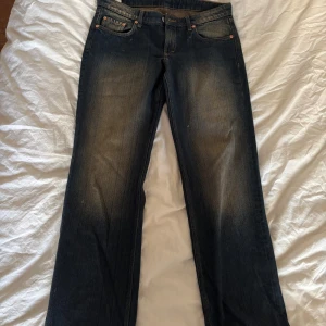 Weekday Jeans Arrow - Säljer ett par Weekday jeans i modellen Arrow! Låg midjas och straight leg med en urtvättad färg. I bra skick och knappt använda!