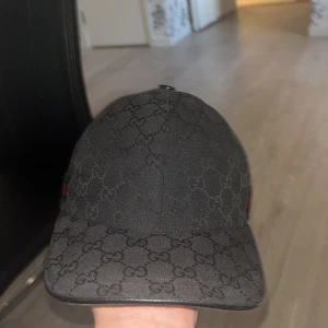 Svart keps från Gucci med monogram - Äkta Gucci keps i svart färg
