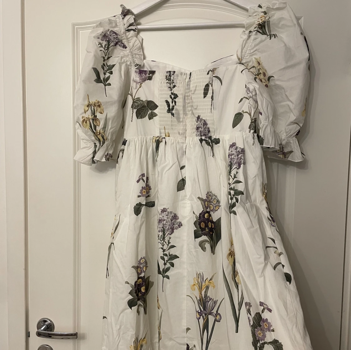 Vit blommig långklänning med puffärmar - 4