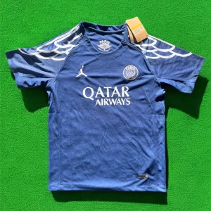 Blå PSG fotbollströja med vita detaljer - Säljer en blå PSG fotbollströja från Jordan med vita detaljer och Qatar Airways som sponsor. Tröjan har korta ärmar och ett unikt mönster på axlarna. Perfekt för dig som vill sticka ut på planen eller heja på PSG.