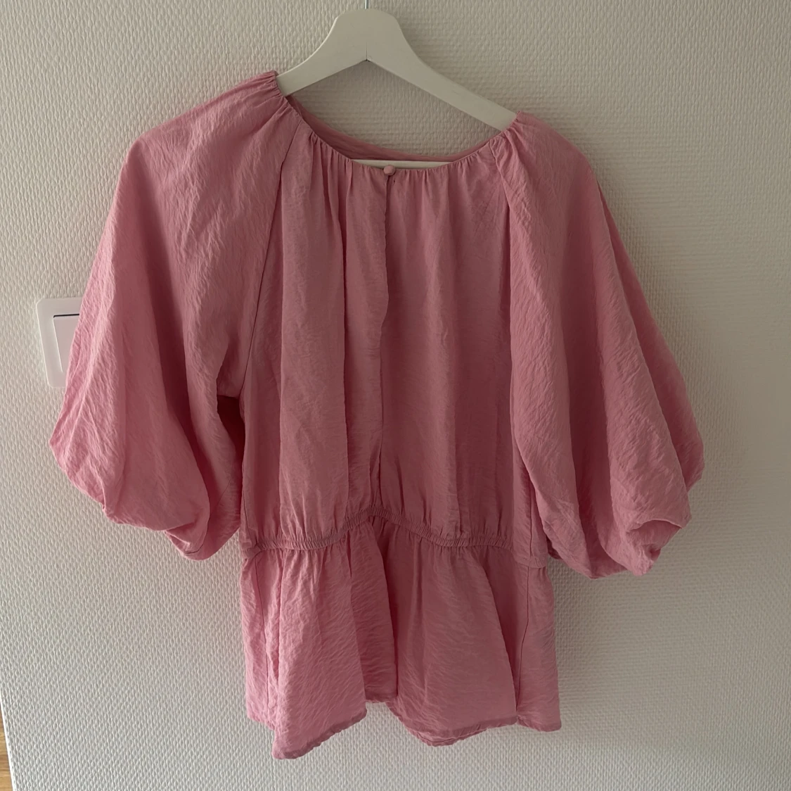 Rosa blus med puffärmar - 2
