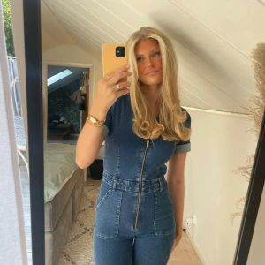 Jeans jumpsuit - Trendig jeans jumpsuit från mango, knappt använd! 