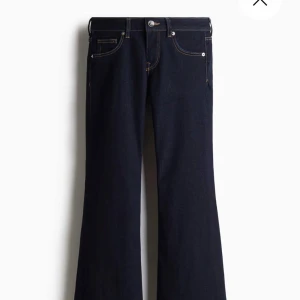 Mörkblå bootcut jeans - Slutsålda flare low jeans från h&m🤩Endast använda en gång!