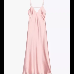Ljusrosa långklänning i satin  - Säljer en elegant ljusrosa långklänning i satin med smal passform. Klänningen har en mjuk glans och faller snyggt längs kroppen. Perfekt för speciella tillfällen när du vill känna dig extra fin. Helt ny!! Fick hem den men råkade få av prislappen. Från Zara 
