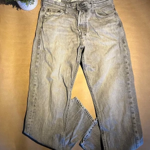 Grå jeansbyxor - Säljer ett par schyssta jack and Jones jeans för riktigt bra pris!
