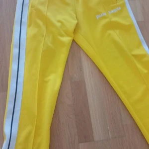 Palm Angels byxor - Säljer ett par feta palm angels byxor i snygg gul färg. Använda meni fins skick förutom nå små skavanker. Se bild( border försvinna i tvättt) strl: Medium